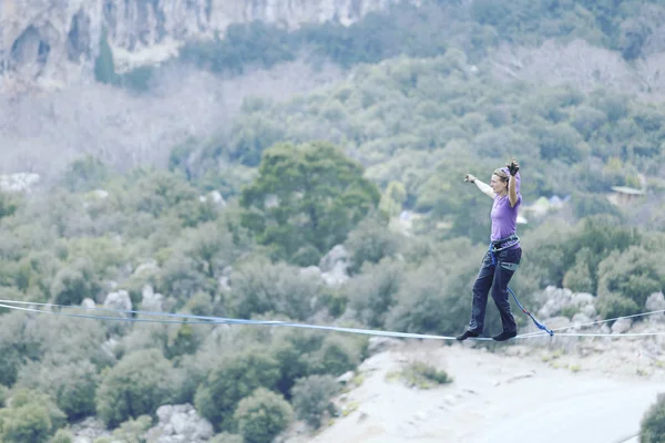 Womanbalance en el concepto de cuerda de la asunción de riesgos y desafío . —  Fotos de Stock