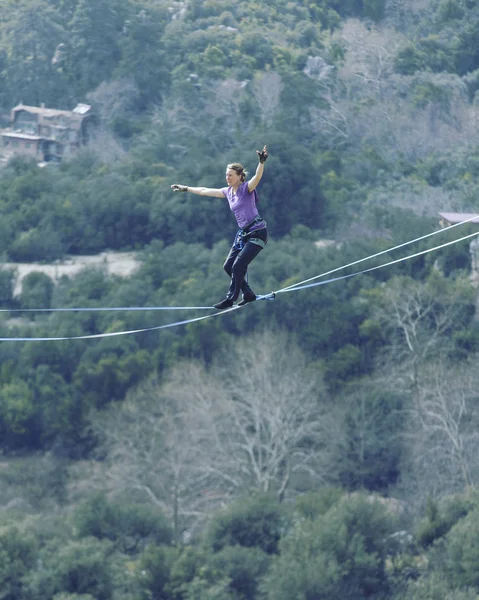 Risk alma ve meydan okuma ip kavramı üzerine Womanbalancing. — Stok fotoğraf