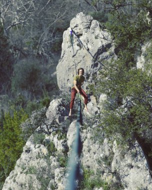 Risk alma ve meydan okuma ip kavramını Dengeleme adam.