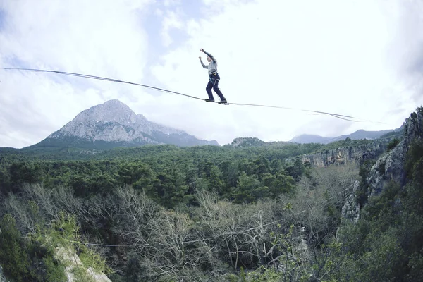 El equilibrio del hombre en el concepto de la cuerda de la asunción de riesgos y desafío . — Foto de Stock