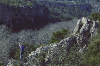 Risk alma ve meydan okuma ip kavramını Dengeleme adam.