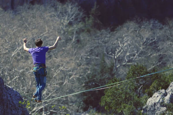 Muž na lano pojmu podstupování rizika a výzvy. — Stock fotografie