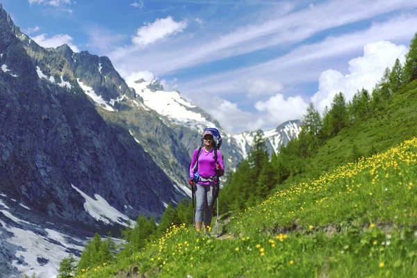 Donna che cammina nella catena montuosa. Vista posteriore di uno zaino in spalla femminile — Foto Stock