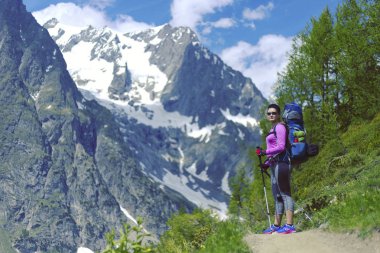 Kadın dağ hiking. Kadın bir backpacker arka görünümü