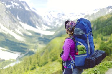 Kadın dağ hiking. Kadın bir backpacker arka görünümü