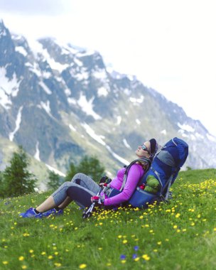 Kadın dağ hiking. Kadın bir backpacker arka görünümü