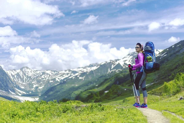 Kobieta na wycieczkę w góry. Widok z tyłu z kobiece backpacker — Zdjęcie stockowe