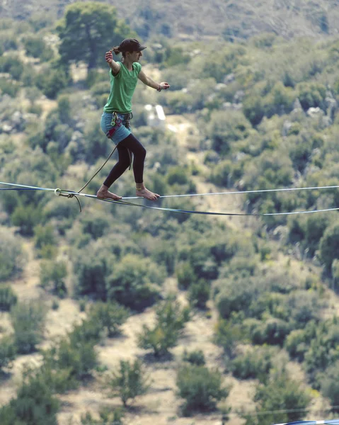 Mujer equilibrando en el concepto de cuerda de la asunción de riesgos y desafío — Foto de Stock