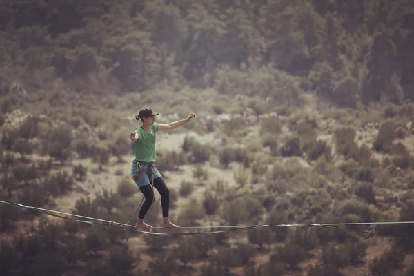Mujer equilibrando en el concepto de cuerda de la asunción de riesgos y desafío — Foto de Stock