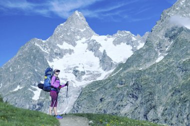 Kanada dağlarında trekking. Zam popüler recreatio olduğunu