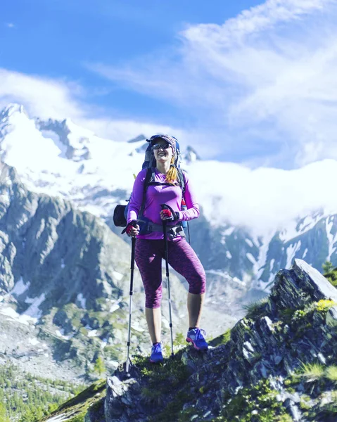 Kanada dağlarında trekking. Zam popüler recreatio olduğunu