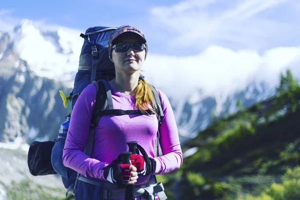 Trekking w kanadyjskich górach. Wędrówka jest popularna rejo — Zdjęcie stockowe