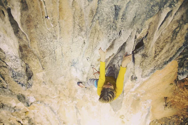 La ragazza sale sulla roccia. Fitness in natura e arrampicata su roccia. T — Foto Stock