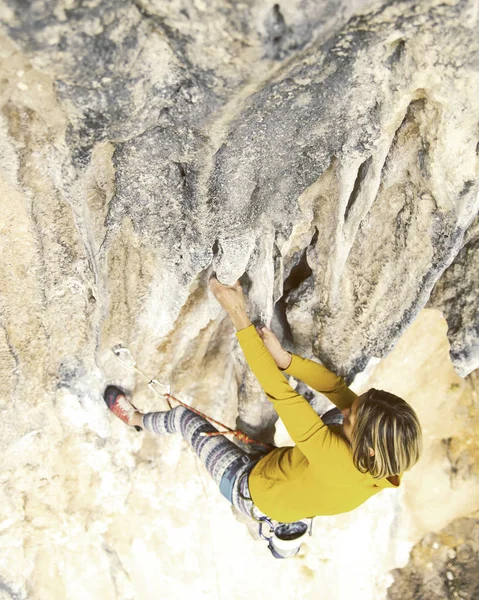 その少女は岩を登る。自然とロッククライミングでのフィットネス。T — ストック写真