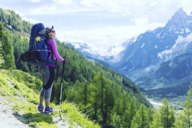 Kanada dağlarında trekking. Zam popüler recreatio olduğunu