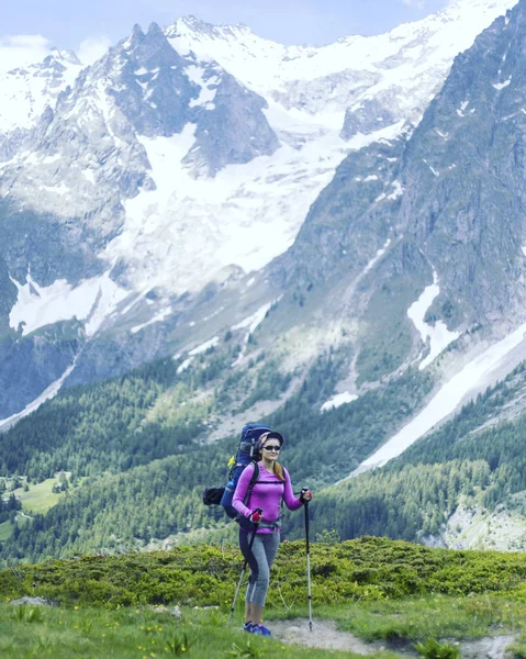 Vandring i de kanadensiska bergen. Vandring är den populära och — Stockfoto