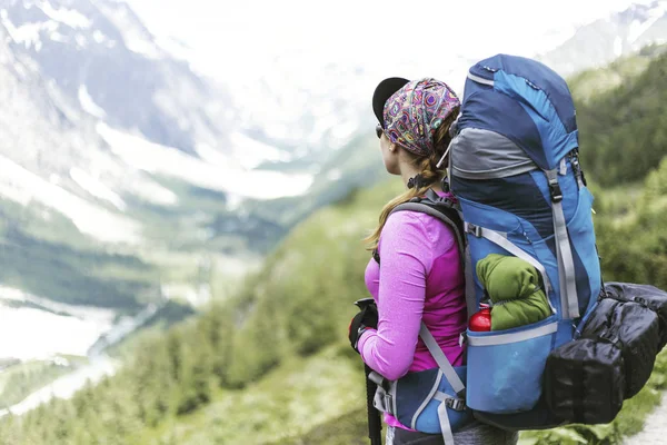 Trekking nas montanhas canadenses. Caminhada é a recreação popular — Fotografia de Stock