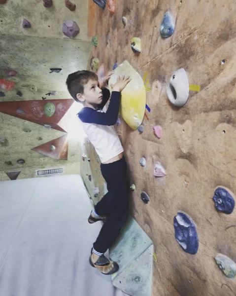 Escalador libre niño joven practicando en rocas artificiales i — Foto de Stock