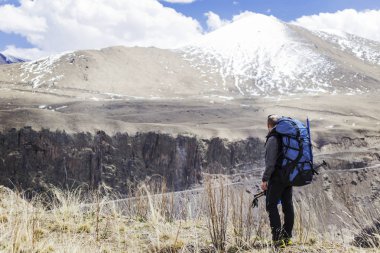 Elbrus dağının altından bir adam yaklaşıyor. Kuzey Kafkasya