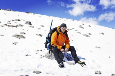 Elbrus dağının altından bir adam yaklaşıyor. Kuzey Kafkasya