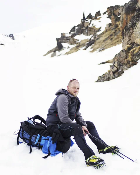 Un uomo si avvicina sotto la montagna Elbrus. Rubinetti settentrionali — Foto Stock