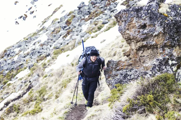 A man makes the approach under the mountain Elbrus. North Caucas — Stock Photo, Image