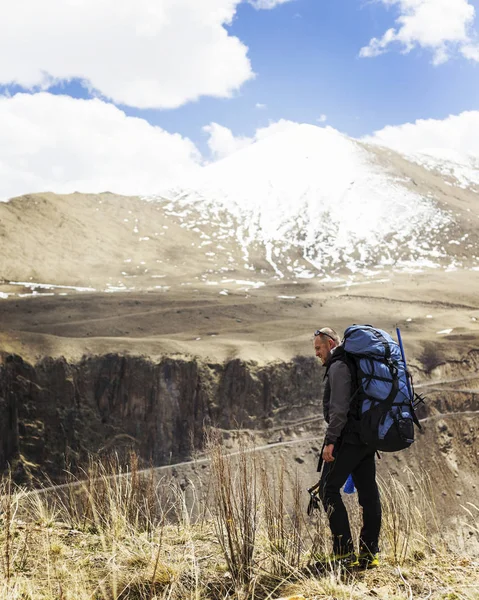 Un homme fait l'approche sous la montagne Elbrus. Caucas du Nord — Photo