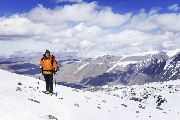 Un hombre se acerca bajo la montaña Elbrus. Cáucas del Norte Fotos De Stock Sin Royalties Gratis