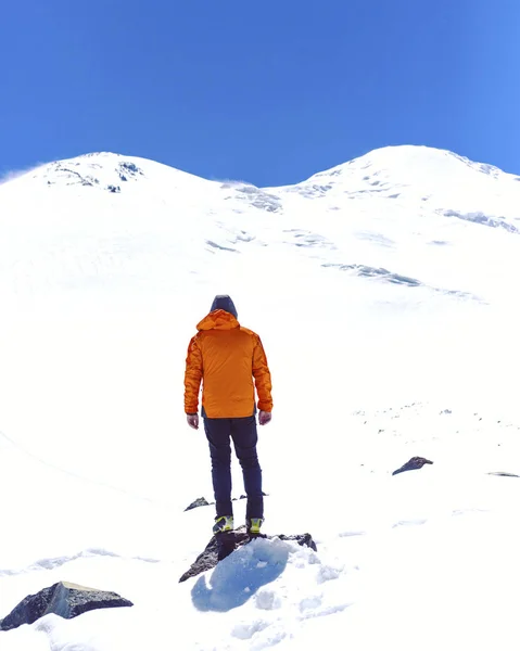 Un homme fait l'approche sous la montagne Elbrus. Caucas du Nord — Photo