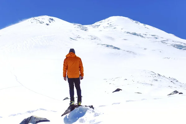 Un homme fait l'approche sous la montagne Elbrus. Caucas du Nord — Photo