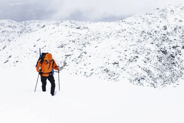 Un homme fait l'approche sous la montagne Elbrus. Caucas du Nord — Photo