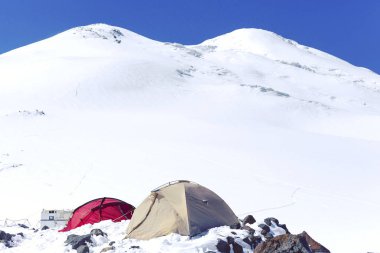 Elbrus Dağı'nın altındaki ana kamp. İrtifa 3800 m.'dir. Hayır