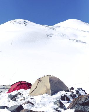 Elbrus Dağı'nın altındaki ana kamp. İrtifa 3800 m.'dir. Hayır