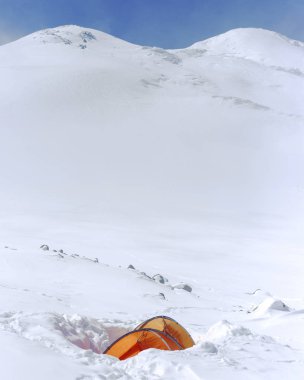 Elbrus Dağı'nın altındaki ana kamp. İrtifa 3800 m.'dir. Hayır