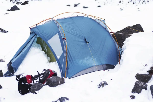 エルブルス山の下のベースキャンプ。標高は3800m。いいえ — ストック写真