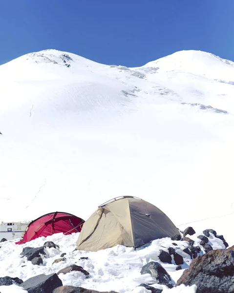 Campo base bajo el Monte Elbrus. La altitud es de 3800 m. El no Imagen De Stock