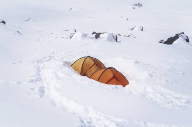 Elbrus Dağı'nın altındaki ana kamp. İrtifa 3800 m.'dir. Hayır