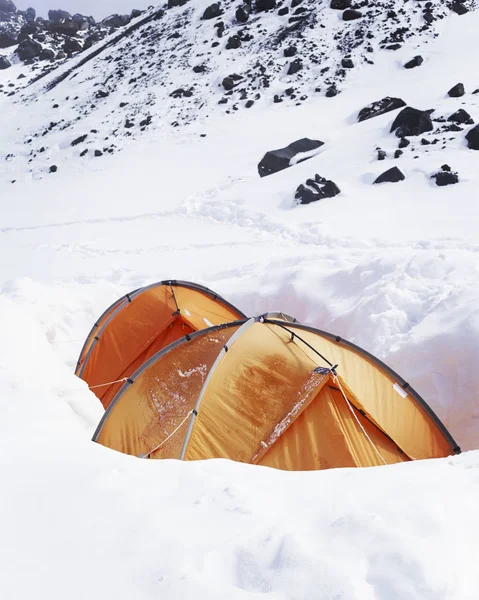 エルブルス山の下のベースキャンプ。標高は3800m。いいえ — ストック写真