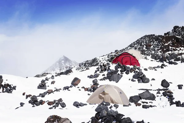 エルブルス山の下のベースキャンプ。標高は3800m。いいえ — ストック写真
