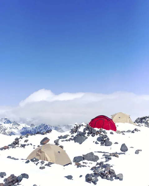 Elbrus Dağı'nın altındaki ana kamp. İrtifa 3800 m.'dir. Hayır — Stok fotoğraf