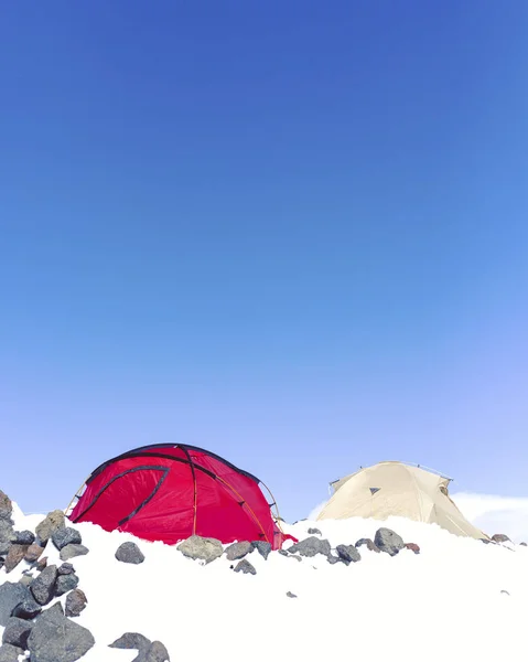 Basera lägret under monteringen Elbrus. Höjden är 3800 m. Den no Stockfoto