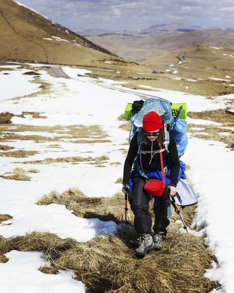 Das Mädchen geht ins Basislager unter dem Elbrus. Nordcau — Stockfoto