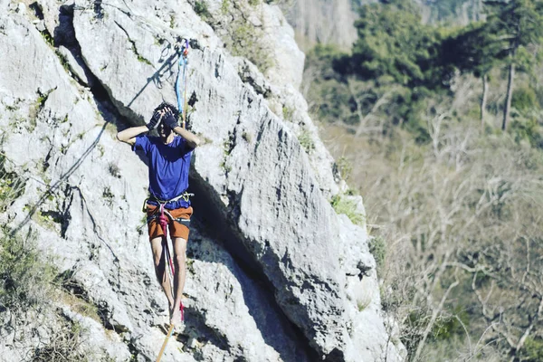 Mężczyzna chodzi wzdłuż rozciągniętego procy. Highline w górach — Zdjęcie stockowe