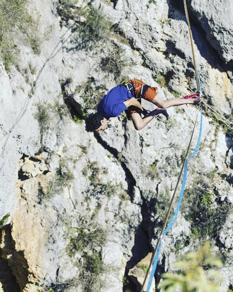 Mężczyzna chodzi wzdłuż rozciągniętego procy. Highline w górach — Zdjęcie stockowe