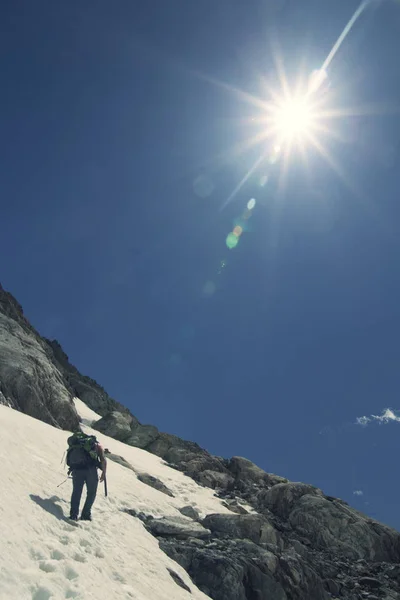 Escursionista che viaggia nelle Alpi. Picchi alpini sfondo landskape. Jung! — Foto Stock