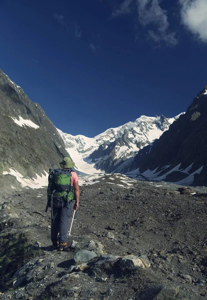 Caminante viajando por los Alpes. Picos alpinos fondo landskape. Jung. — Foto de Stock