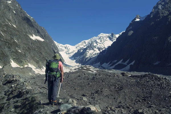 Escursionista che viaggia nelle Alpi. Picchi alpini sfondo landskape. Jung! — Foto Stock