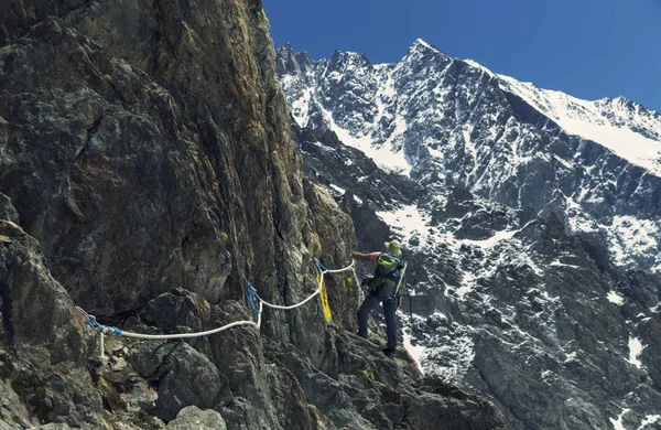 Vandrare reser i Alperna. Alpina toppar Landskape bakgrund. Jung Royaltyfria Stockbilder