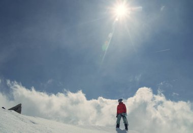 Çok fazla kar sırtında genç kadın th üst doğru yükselir