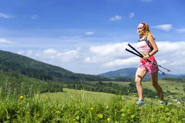 Девушка бежит по тропе в горах . — стоковое фото